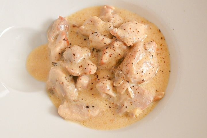 皿に盛られたチキンクリーム