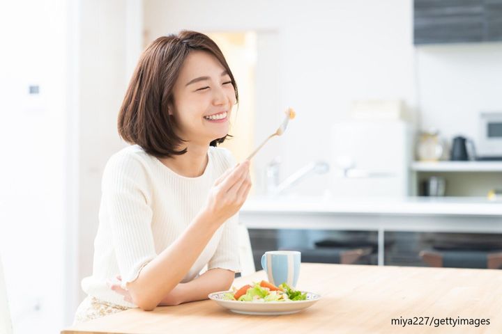 食事する女性