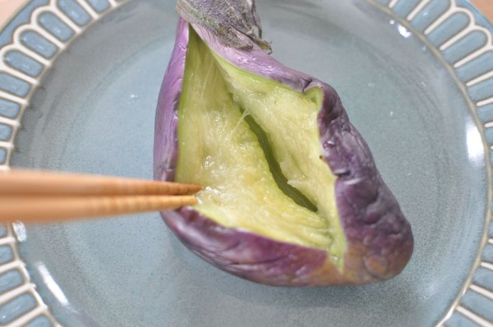 なすの切り込みを菜箸で開く様子