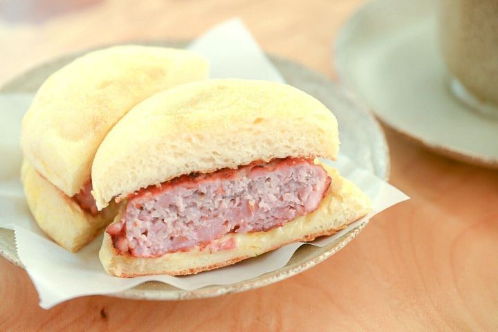 半分に切ったソーセージイングリッシュマフィン