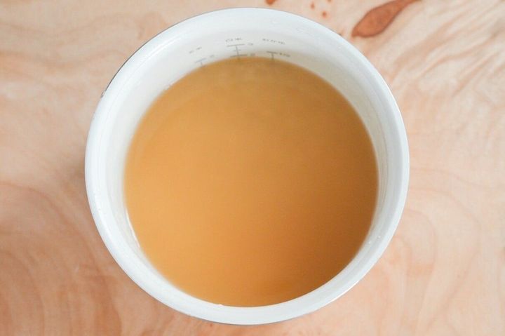 炊飯釜に入った米とたれ
