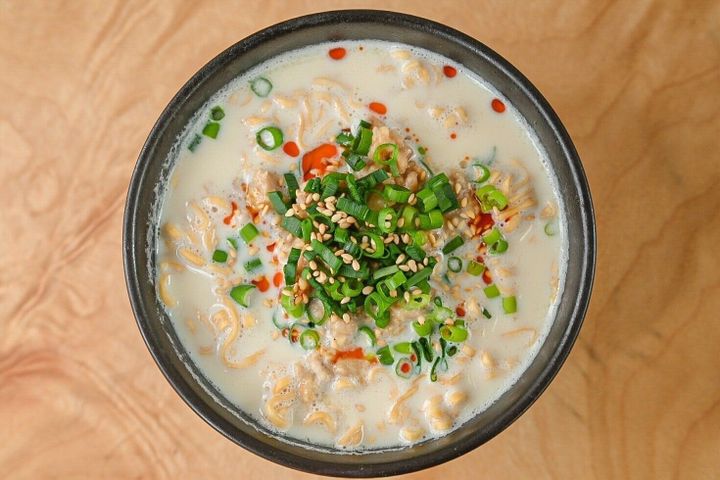 黒い器に入った坦々ラーメン