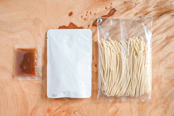 テーブルに並んだソーキそばの中身