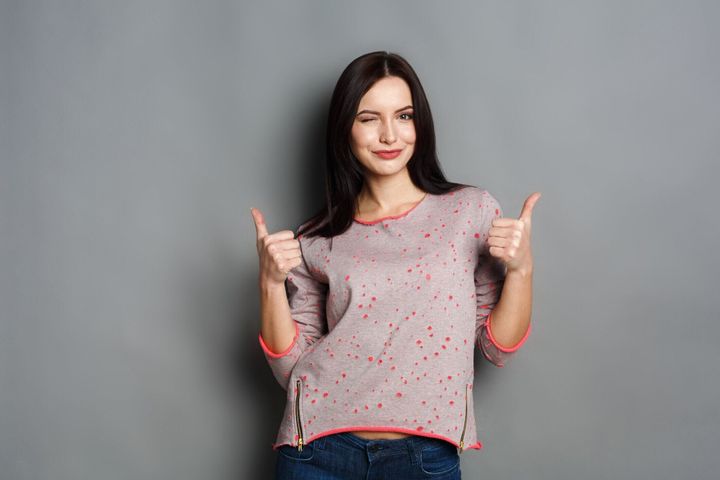 若くてきれいな女性の肖像画を親指で