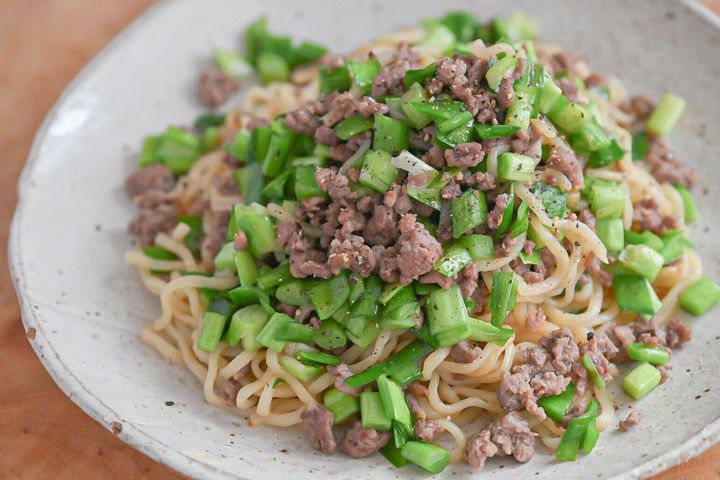 皿に盛られたニラ焼きそば