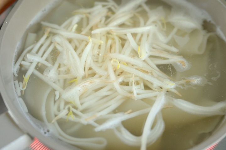 鍋に入ったもやしとビャンビャン麺