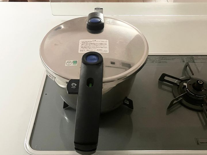 圧力鍋でご飯を炊いています