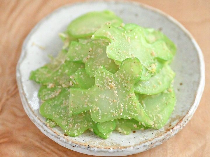 皿に盛られたブロッコリーの茎の料理