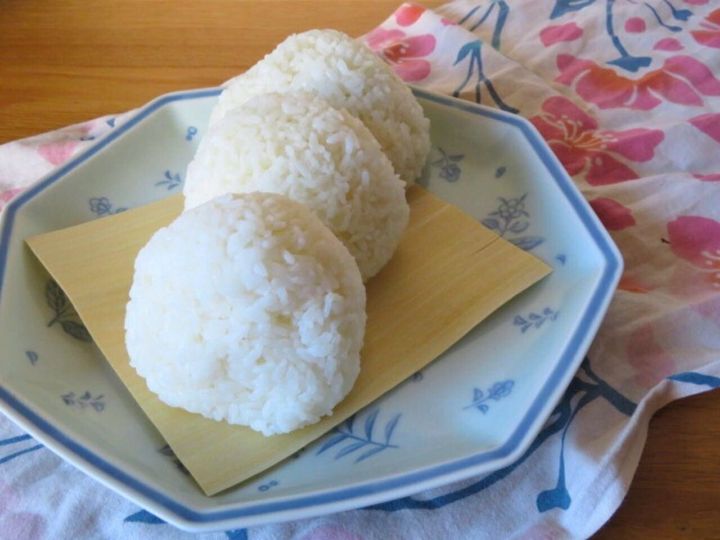コロンとした形がいとおしい!ラップなしでもにぎれる手抜きおにぎり