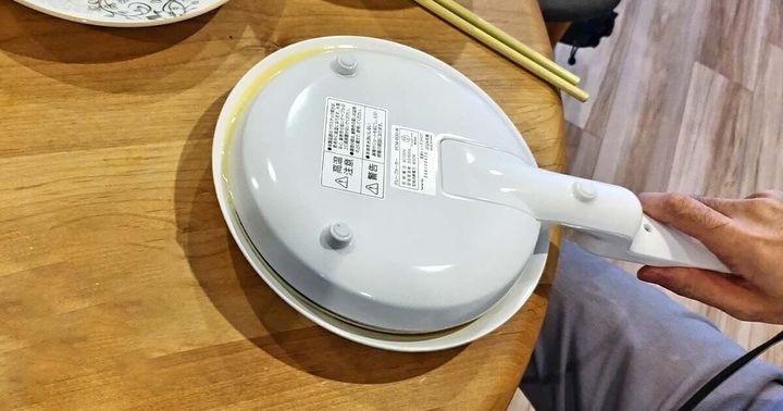 クレープメーカーに生地をひたす