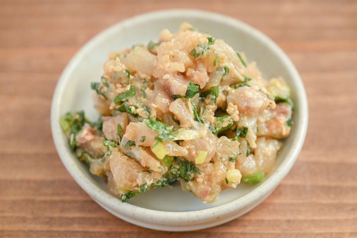 皿に盛られたぶりのたたき