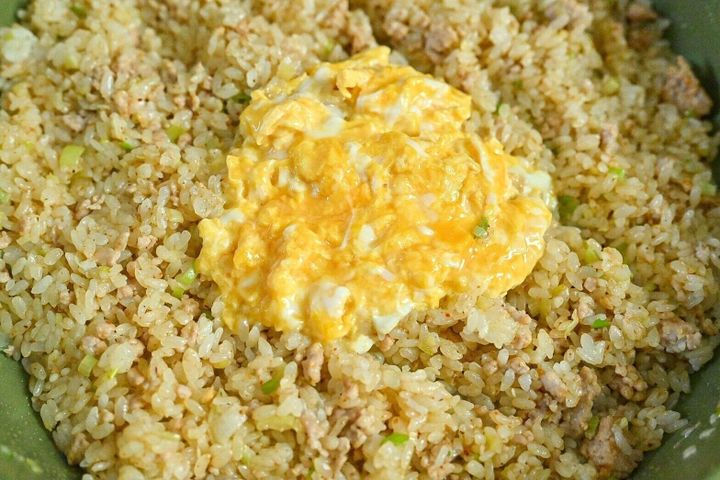 フライパンに入った卵がのった麻辣チャーハン