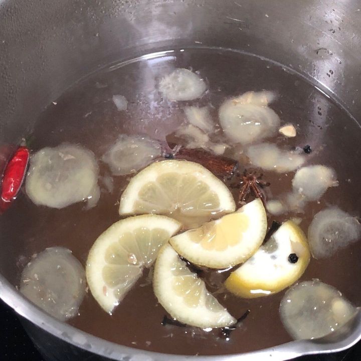 スパイスと砂糖を入れる
