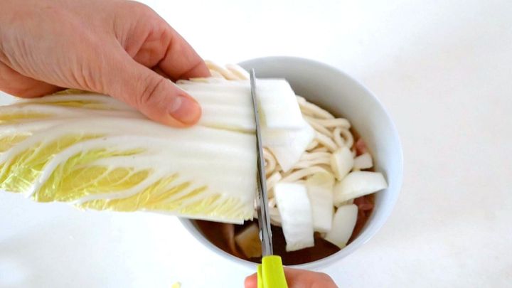 白菜を切る