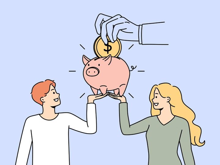 貯金箱でお金を節約するカップル