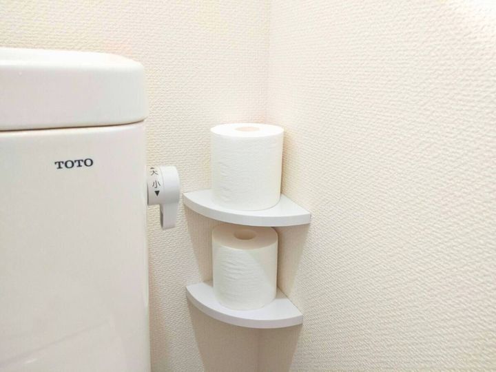 コーナーラックにトイレットペーパーを置いたところ