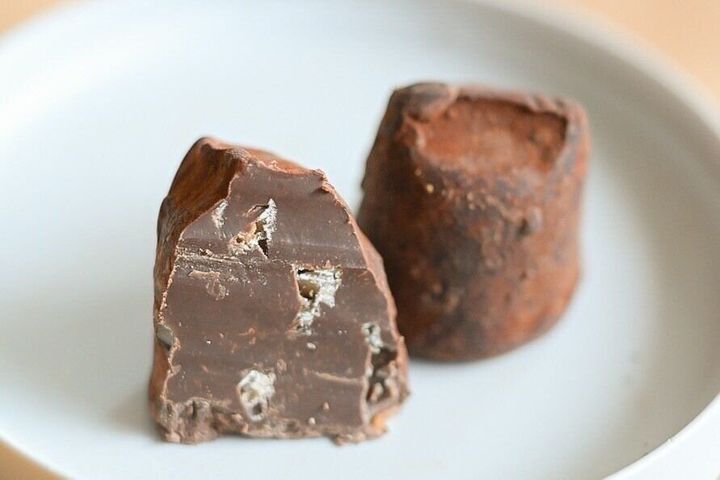 「カカオトリュフ 塩キャラメル」の断面