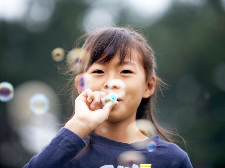 日本の女の子吹く泡