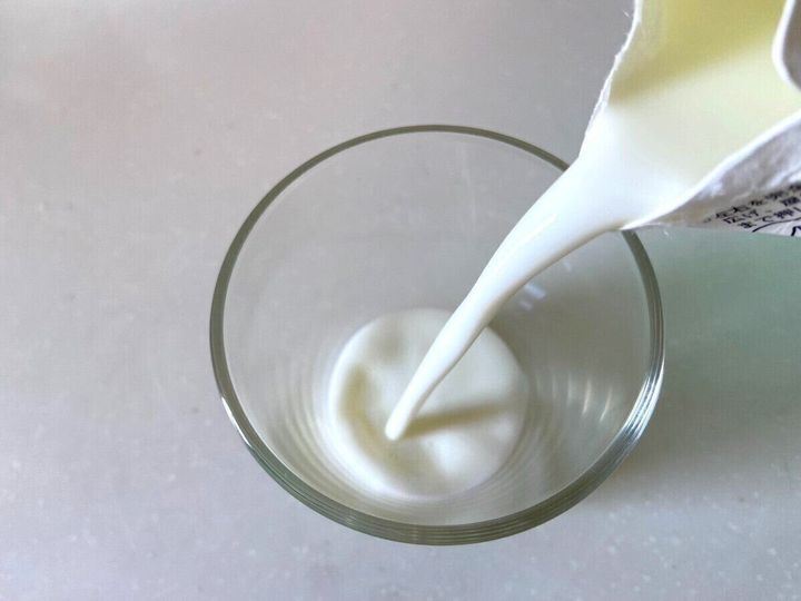 のむヨーグルトを注ぐ