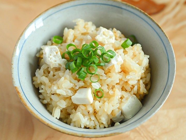 小ねぎをのせた豆腐の炊き込みごはん