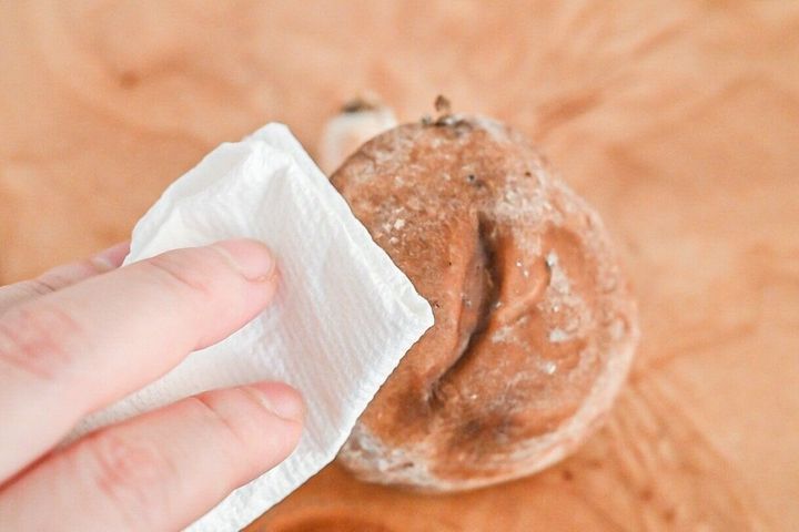 しいたけの汚れをふく