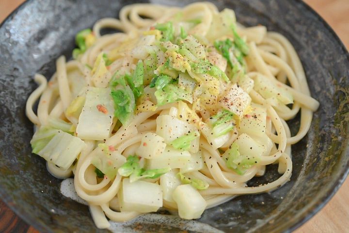 皿に盛られた味噌カルボうどん