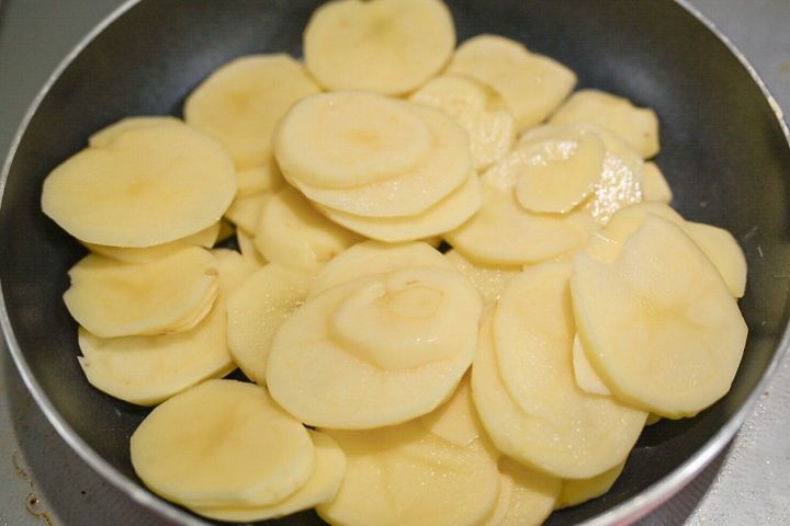 フライパンに入ったじゃがいも