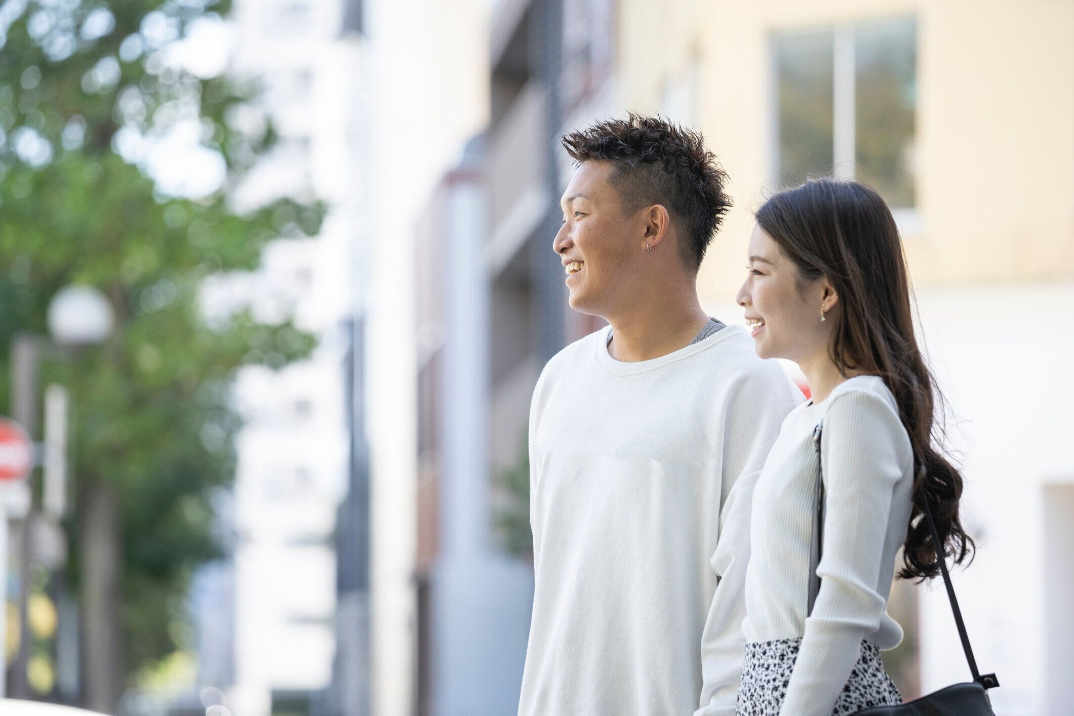 町で仲良くしている若い男女