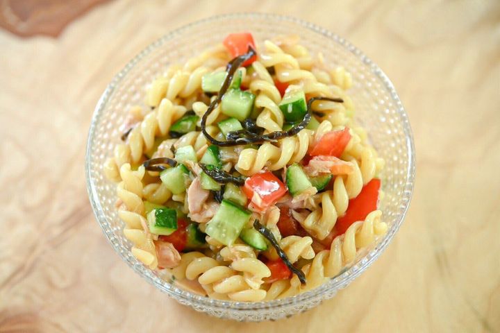 ガラス皿に入った中華風パスタサラダ