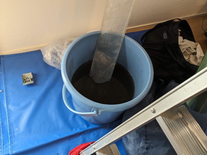 エアコンクリーニングでバケツ一杯の黒い汁が