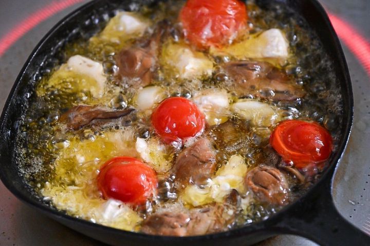 スキレットに入った牡蠣とチーズのアヒージョ