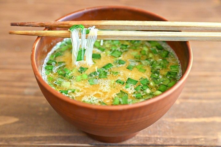 お椀に入ったにらと卵のはるさめスープ