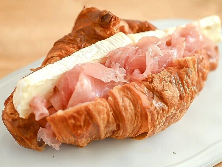 皿に盛られたクロワッサンサンド