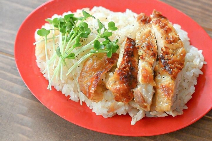 赤い皿に盛られた海南チキン