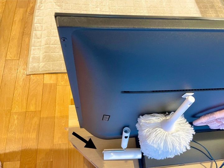 掃除道具はテレビ裏のすき間に