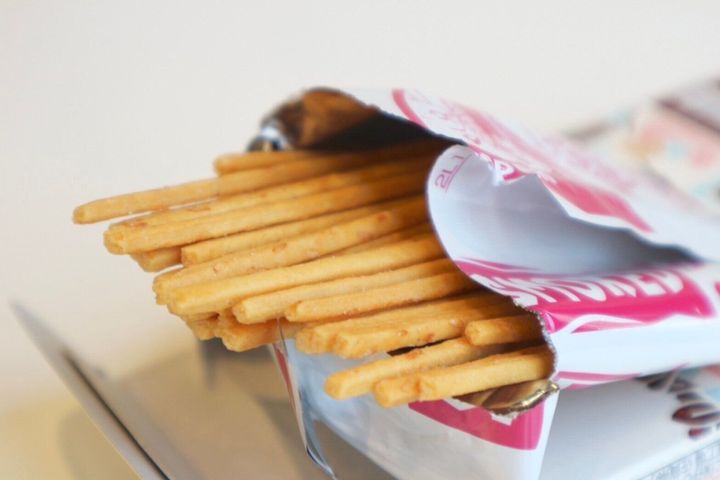 おつまみプリッツ燻製ベーコン味の中身