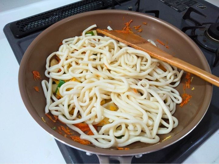 フライパンに出されたうどん