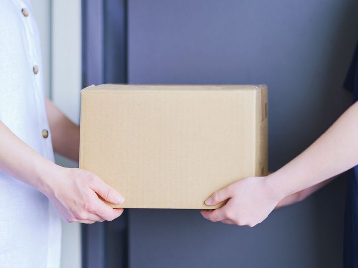 配達員と段ボール箱