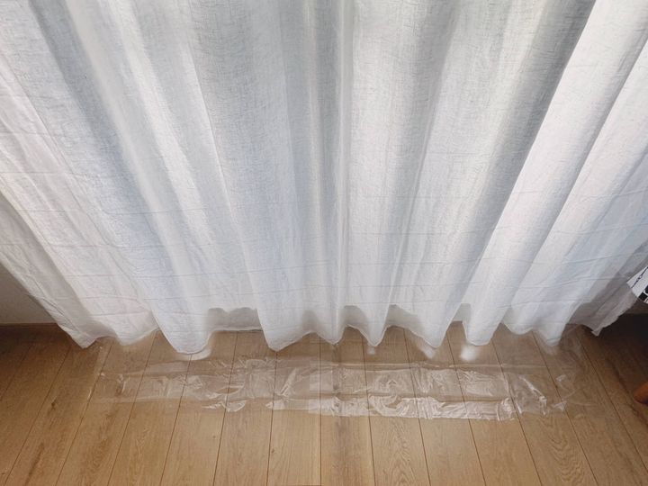 3.冷気シャットアウトのカーテンを取り付ける