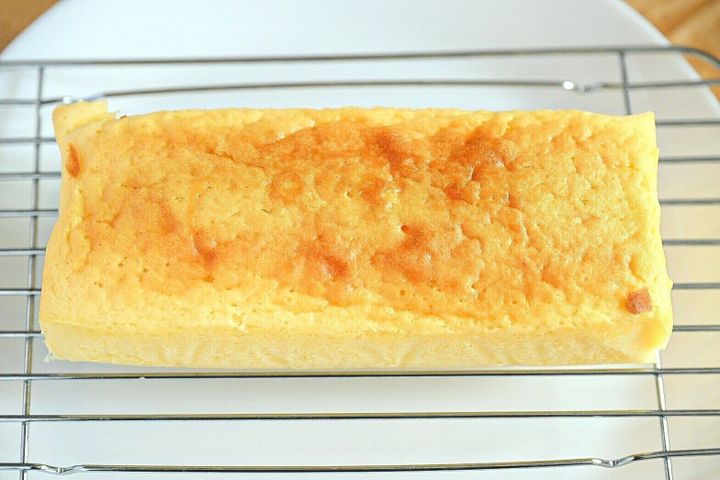 焼き上がったベイクドチーズケーキ