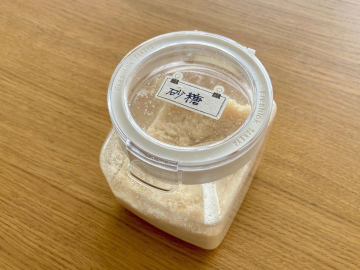 容器に入れられた砂糖