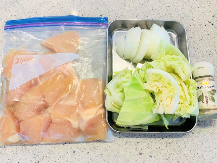 下味冷凍とキャベツ、玉ねぎ、こしょうを並べた様子