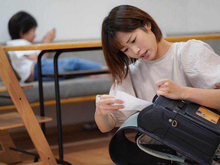 スクールバッグに入った両親の配布資料を見つけた母親