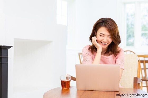 パソコンに向かう女性