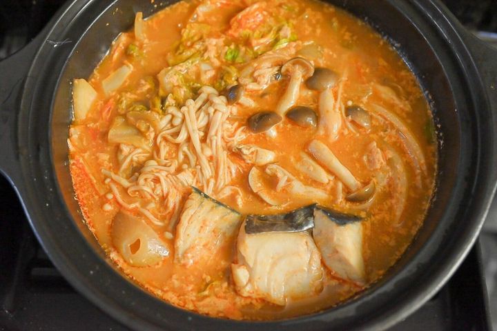 黒い鍋で煮込まれたビスク鍋