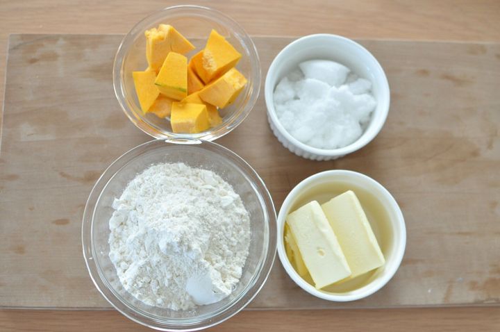 かぼちゃクッキーの材料を並べた様子