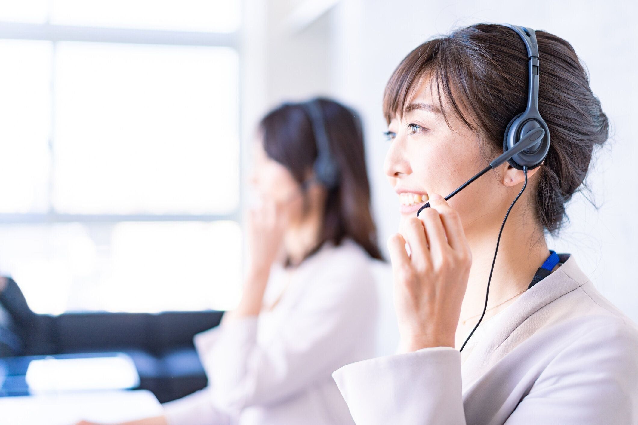 笑顔で電話に出るオペレーター