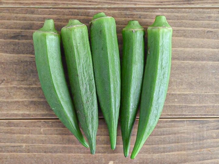 テーブルにのったオクラ