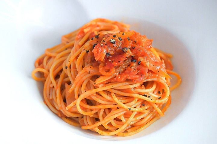 白い皿に盛られたカニクリームトマトパスタ