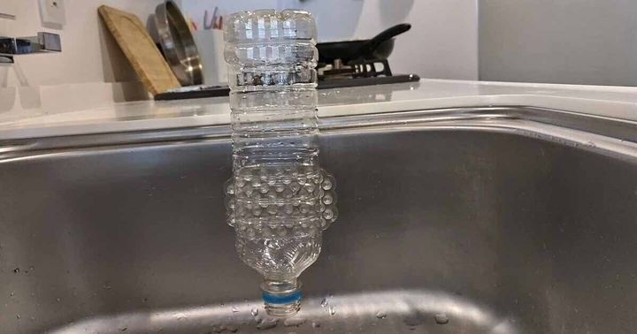 吸着シートで浮いたペットボトル